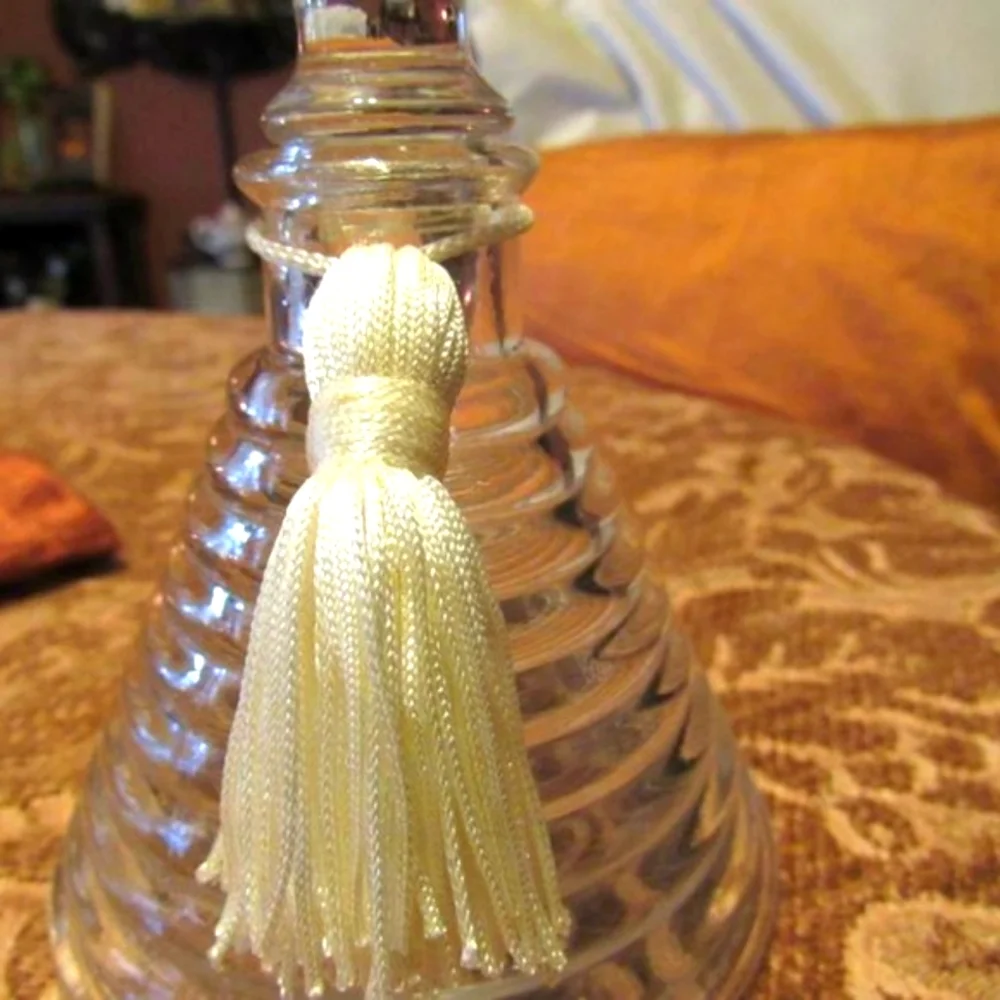 🔸🌷🔸Lovely Vtg Glass Pyramid Spiral Perfume Bottle & Cream Silk Tassel Accent - Picture 3 of 8